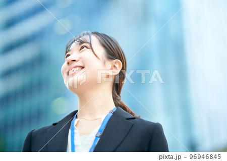 スーツ姿の若い女性 96946845