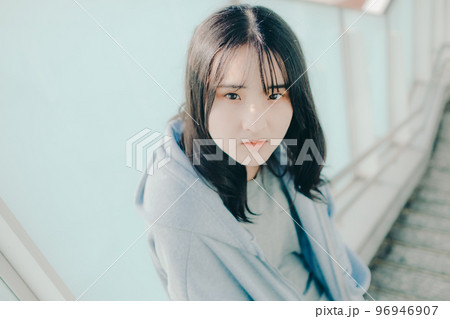 女子高生が街中で待ち合わせの時の写真 女子高生が街中で待ち合わせの時の写真 96946907