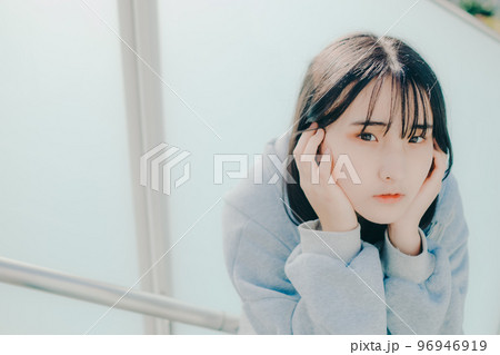 女子高生が街中で待ち合わせの時の写真 女子高生が街中で待ち合わせの時の写真 96946919