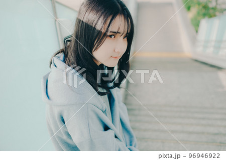 女子高生が街中で待ち合わせの時の写真 96946922