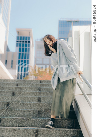 女子高生が街中で待ち合わせの時の写真 96946924