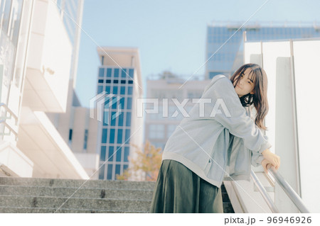 女子高生が街中で待ち合わせの時の写真 女子高生が街中で待ち合わせの時の写真 96946926