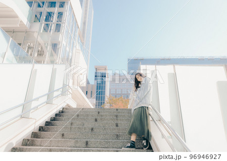 女子高生が街中で待ち合わせの時の写真 96946927