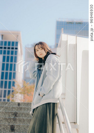 女子高生が街中で待ち合わせの時の写真 女子高生が街中で待ち合わせの時の写真 96946930
