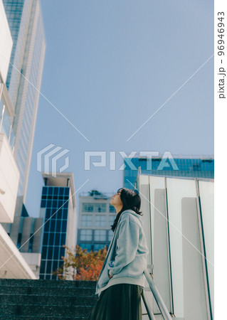 女子高生が街中で待ち合わせの時の写真 96946943