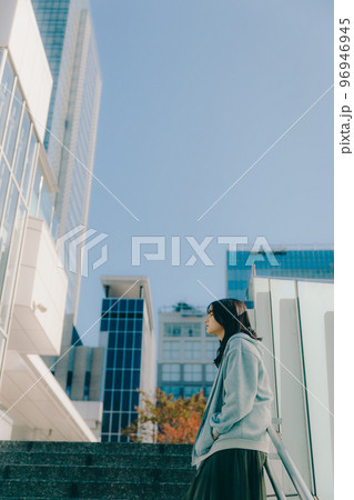 女子高生が街中で待ち合わせの時の写真 女子高生が街中で待ち合わせの時の写真 96946945