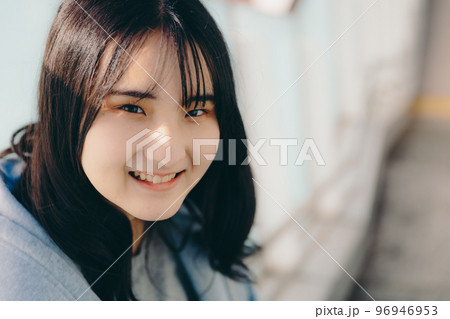 女子高生が街中で待ち合わせの時の写真 女子高生が街中で待ち合わせの時の写真 96946953