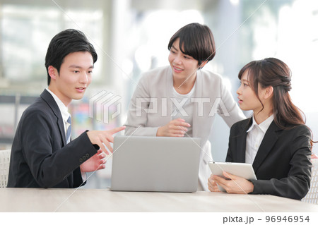 PCを指さしながら自分の意見を話すビジネスマン_1 96946954