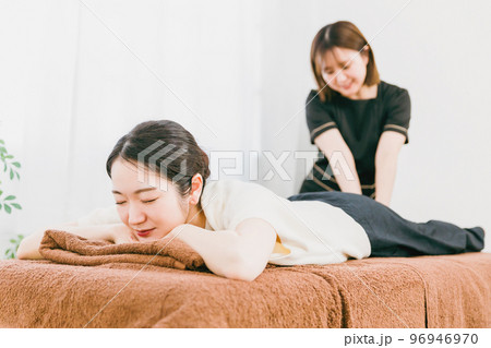 骨盤矯正をするマッサージ師・セラピスト・整体師・理学療法士のアジア人女性 骨盤矯正をするマッサージ師・セラピスト・整体師・理学療法士のアジア人女性 96946970