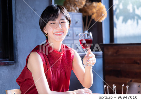 ワインを飲む女性 96947010