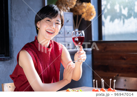 ワインを飲む女性 96947014