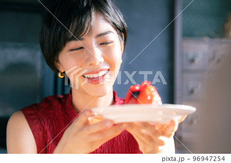 カフェでデートするカップル 96947254