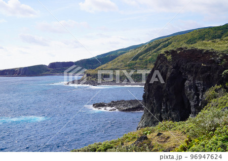 山と海の風景（東京都三宅島） 96947624