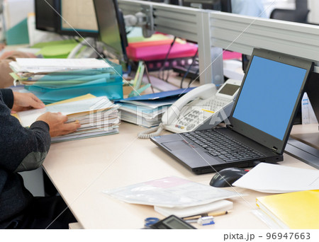 オフィスの机の上 96947663