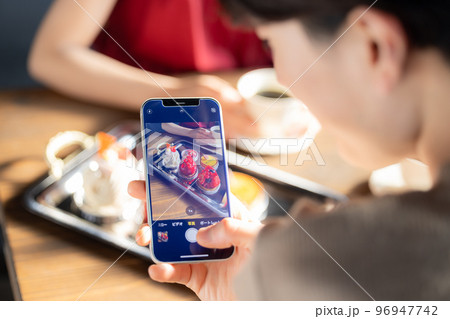 カフェでデートするカップル 96947742