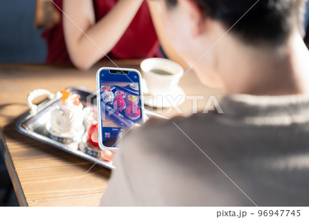 カフェでデートするカップル カフェでデートするカップル 96947745
