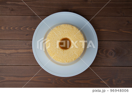 プレーンシフォンケーキ 木のテーブル プレーンシフォンケーキ 木のテーブル 96948006