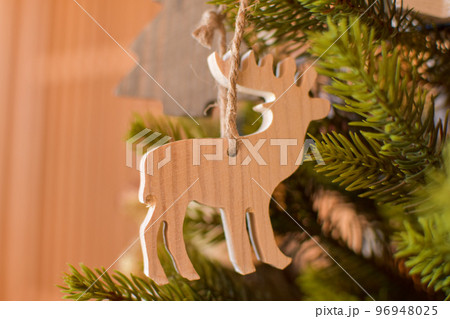 可愛いトナカイのクリスマスツリー飾り 96948025
