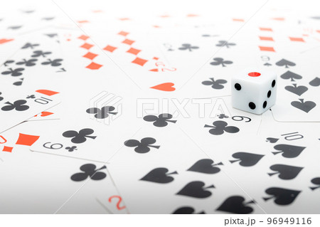 トランプのカードとサイコロ トランプのカードとサイコロ 96949116