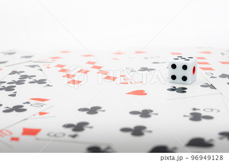 トランプのカードとサイコロ 96949128