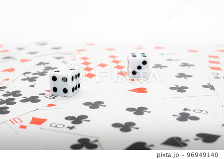 トランプのカードとサイコロ 96949140