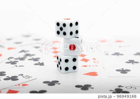 トランプのカードとサイコロ 96949166