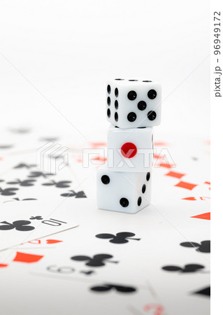 トランプのカードとサイコロ 96949172