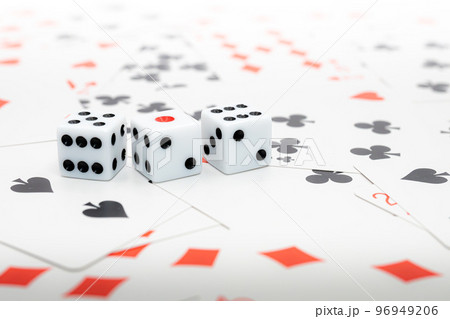 トランプのカードとサイコロ 96949206