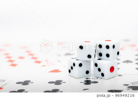 トランプのカードとサイコロ 96949216