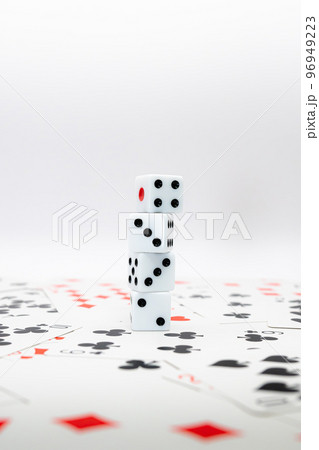トランプのカードとサイコロ 96949223