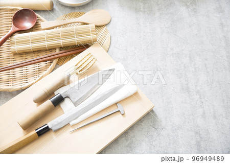 和食イメージ　魚料理の調理道具　出刃包丁、刺し身包丁 96949489