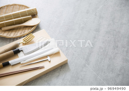 和食イメージ　魚料理の調理道具　出刃包丁、刺し身包丁 96949490