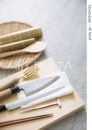 和食イメージ 魚料理の調理道具 出刃包丁、刺し身包丁 和食イメージ 魚料理の調理道具 出刃包丁、刺し身包丁 96949491