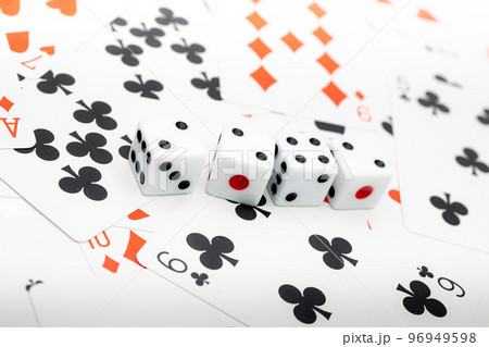 トランプのカードとサイコロ 96949598