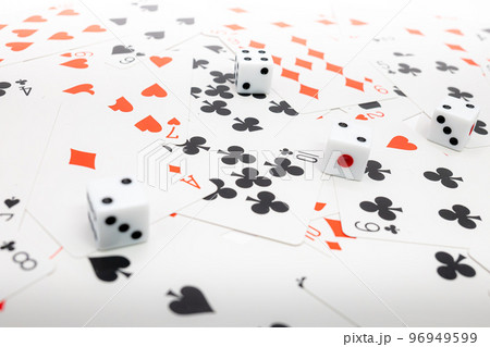 トランプのカードとサイコロ トランプのカードとサイコロ 96949599