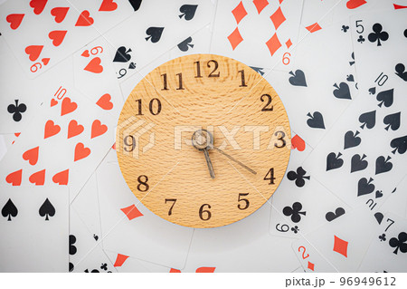 トランプと時計　5時20分 96949612