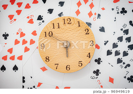 トランプと時計 5時50分 トランプと時計 5時50分 96949619