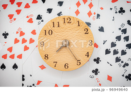 トランプと時計　7時25分 96949640