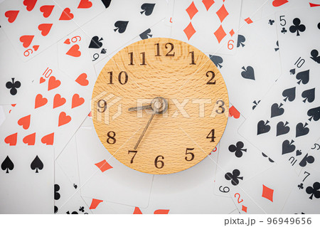 トランプと時計　8時35分 96949656