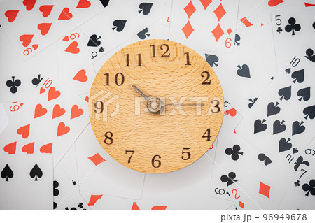 トランプと時計　10時15分 96949678