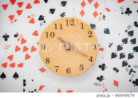 トランプと時計　10時20分 96949679