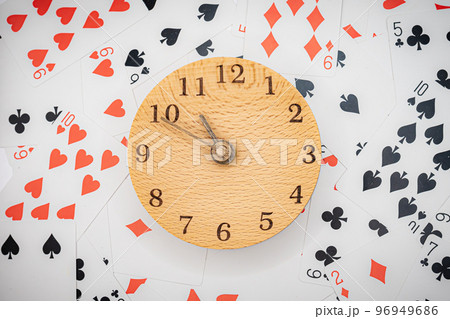 トランプと時計　10時50分 96949686