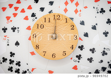 トランプと時計　12時00分 96949702