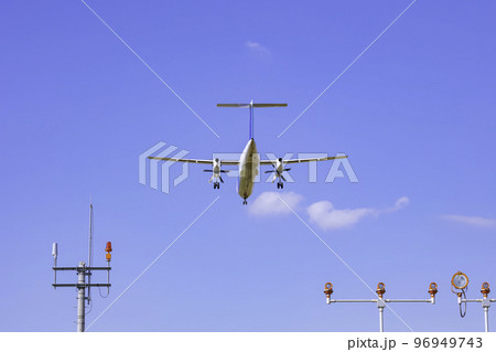 着陸する飛行機  ボンバルディアDHC8-Q400 96949743