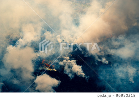 立ち上る野焼きの煙と炎 収穫後の田んぼ　a-2 暖色寒色強調 96950218
