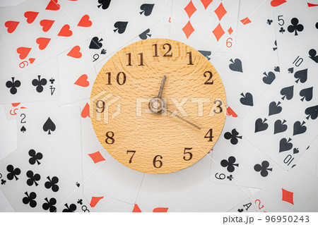 トランプと時計　12時20分 96950243