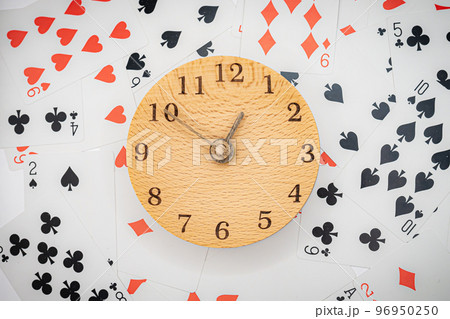 トランプと時計　12時50分 96950250