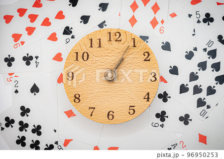 トランプと時計　13時05分 96950253