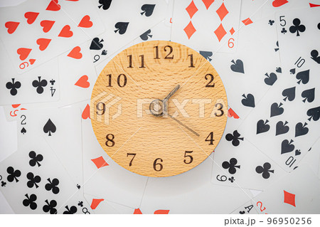トランプと時計　13時20分 96950256