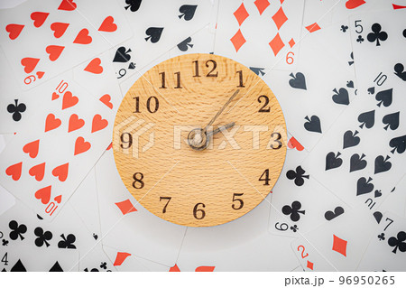 トランプと時計　14時05分 96950265